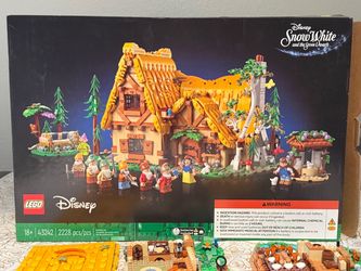 LEGO Disney Snow White & Seven Dwarfs Cottage 43(contact info removed)pc w/ Minifigures & Box