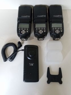 Yongnuo Digital YN560-III Speedlite Flashes With External Battery Adapter & Flash Covers ( Like New) $40