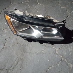 2016-2019 Passat Headlight Passenger Side With All The Accessories Oem.