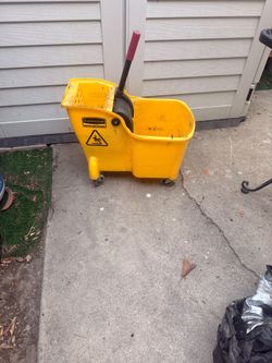 Rubbermaid Commercial Mop Bucket with Wringer