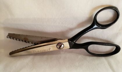 VINTAGE KLEENCUT PINKING SHEARS