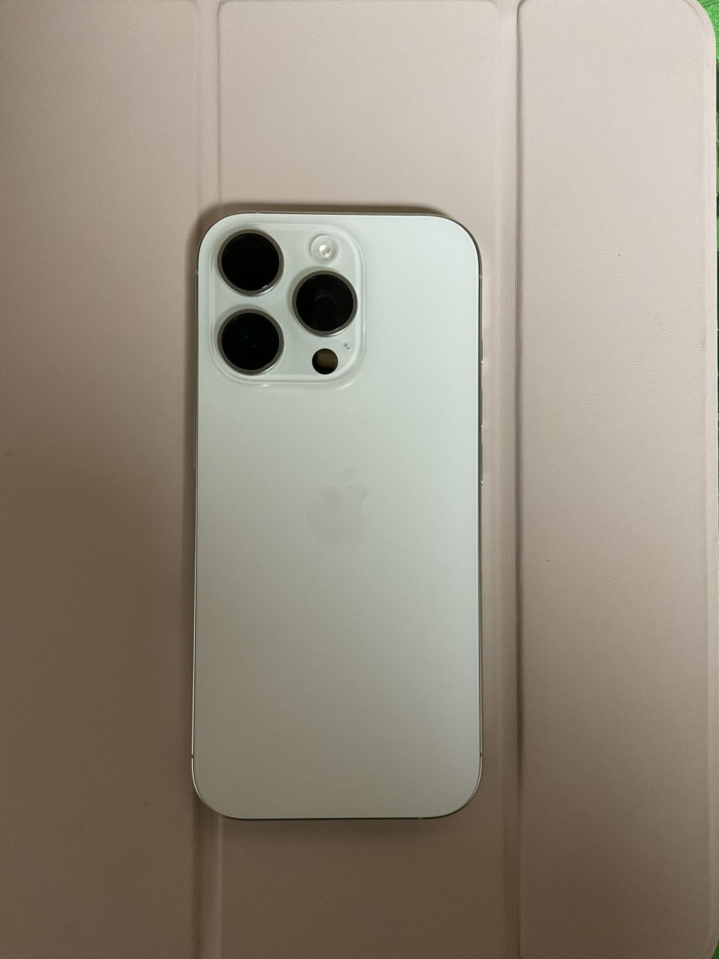 iPhone 16 Pro in White (UNLOCKED) 128GB