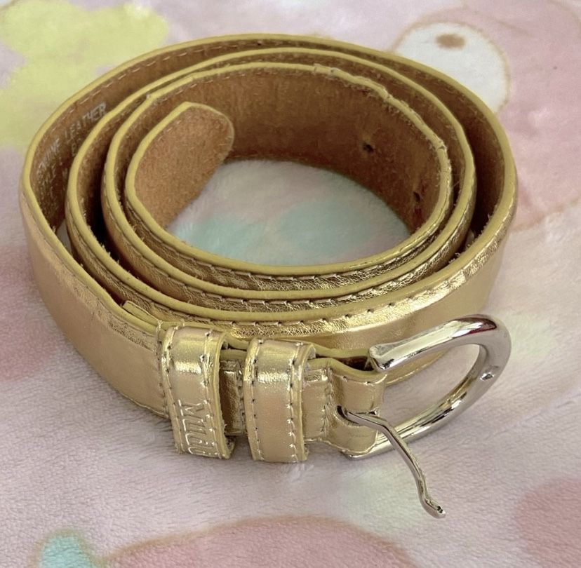 Vintage 1990’s gold genuine leather Mudd womans belt (M/L)