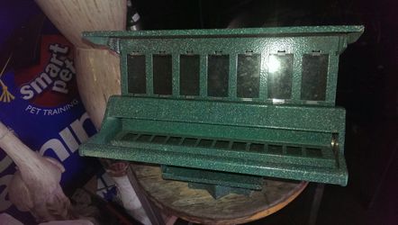 Like new squirrel proof bird feeder