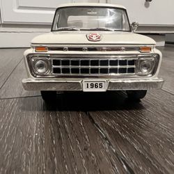 Sun Star Diecast 1/18 Scale Red 1965 Ford F100 Pickup Truck Great Condition Just Missing Passenger Mirror 