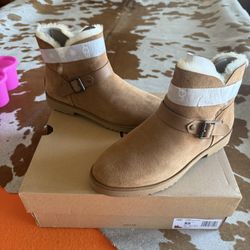 Women’s Ugg Romely Short Buckle Boots Chestnut color Size 8.5