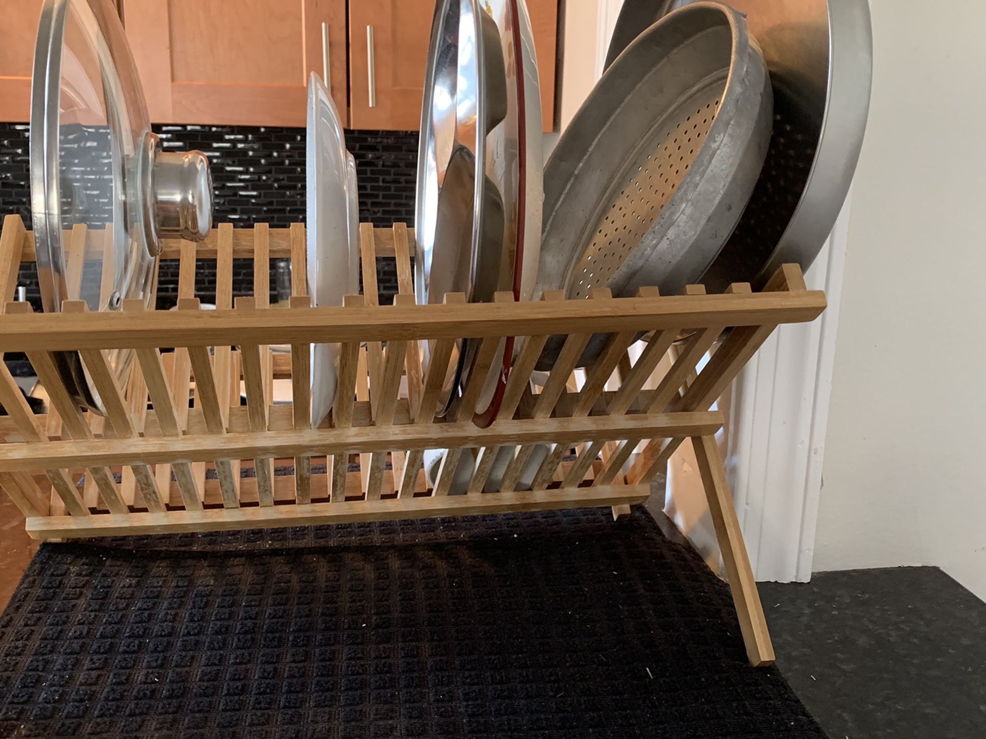 Wooden sturdy dish drying rack stand with dish drying mat