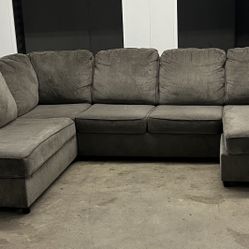 Gray U shaped sectional couch in great condition  ($550 for delivery) $450 for pick up 