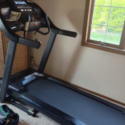 HORIZON 7.0 AT TREADMILL ( LIKE NEW & DELIVERY AVAILABLE TODAY)