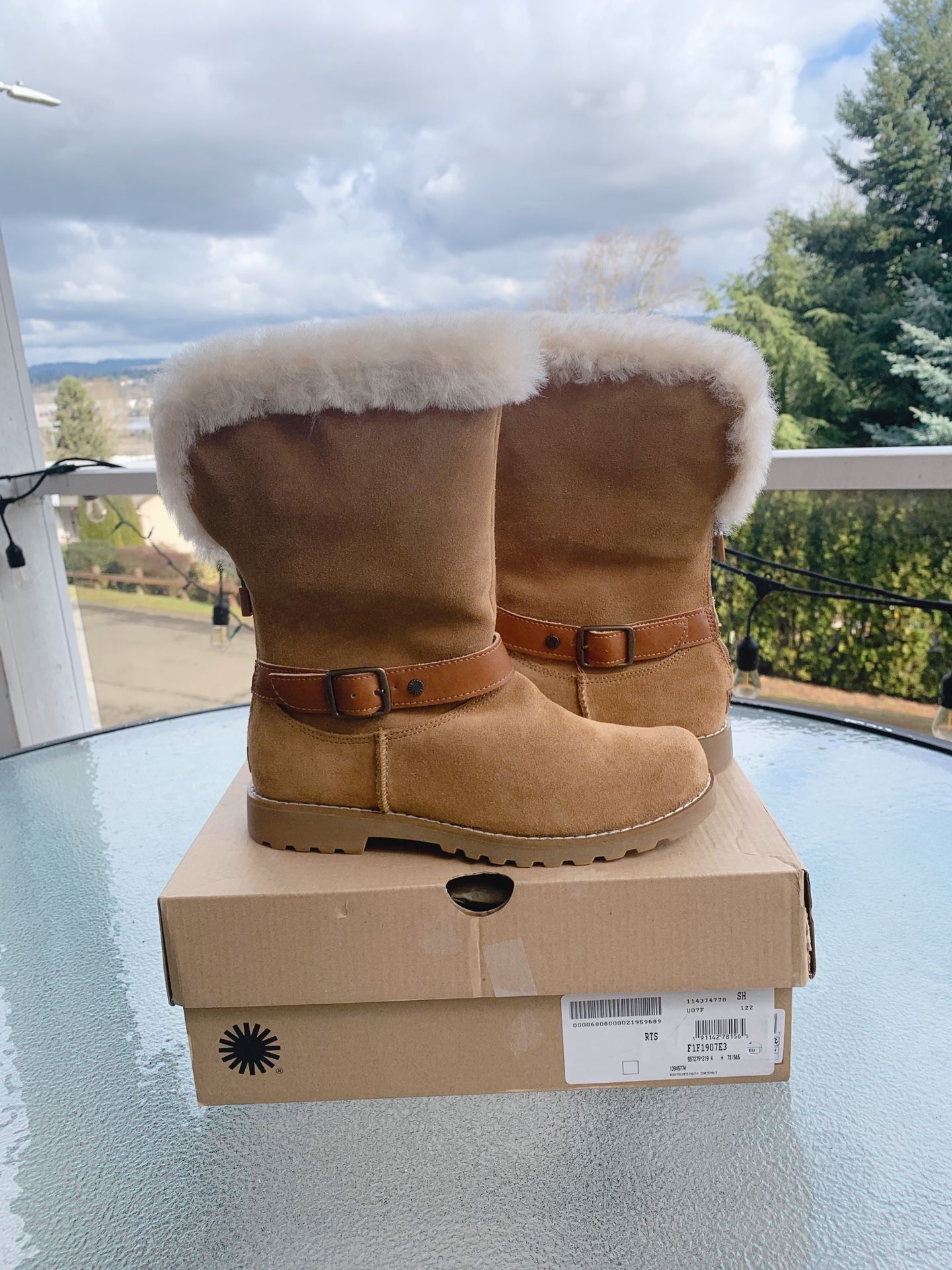 Ugg boots youth’s size 4 fit women’s size 6