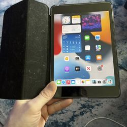iPad Mini 4 with Smart Cover - 128gb