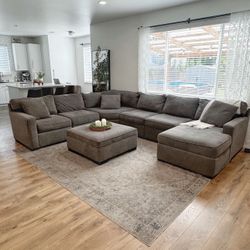 BEAUTIFUL Sectional Couch With Storage Ottoman. DELIVERY 🚚 