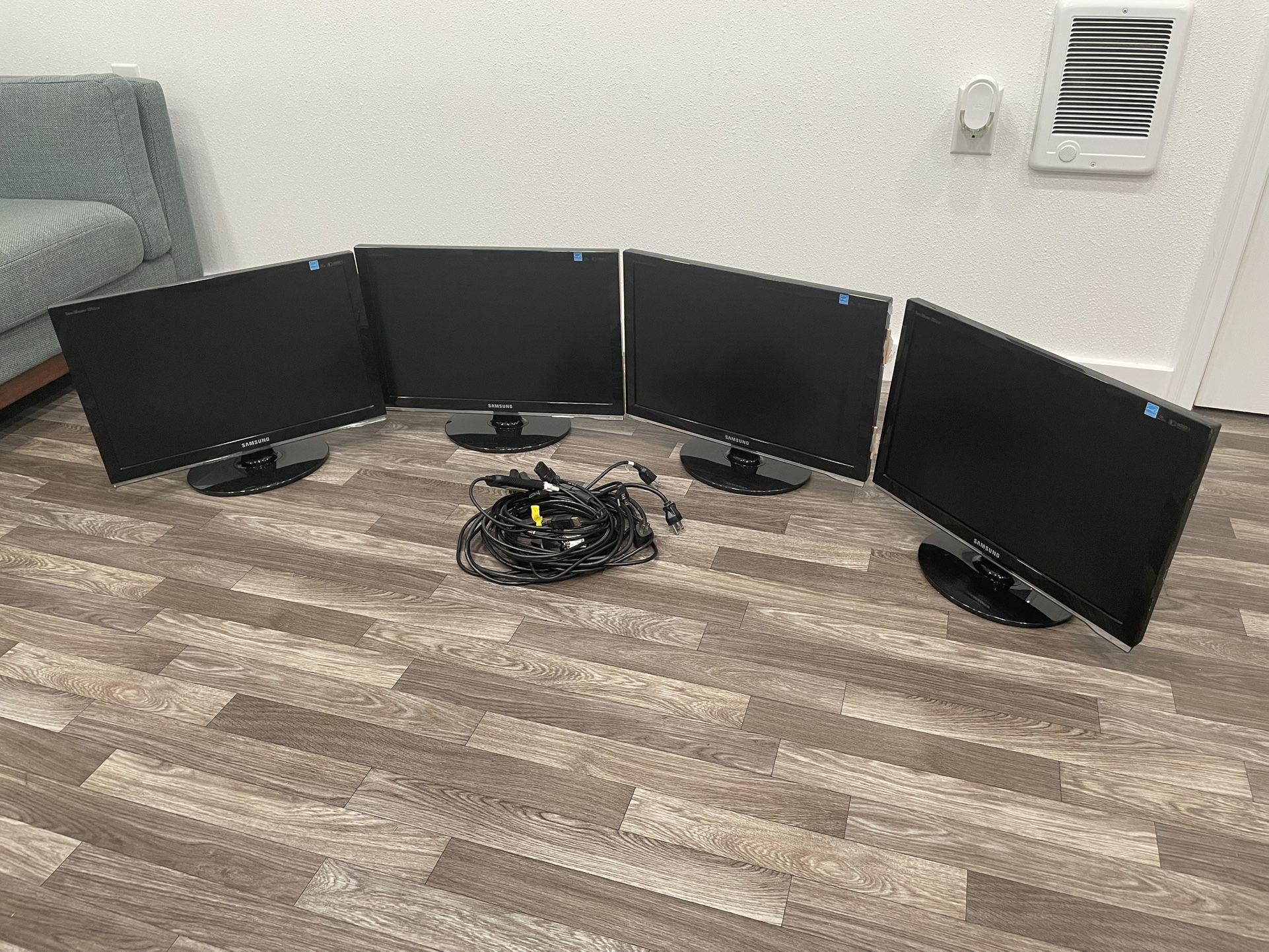 4 Samsung Monitors