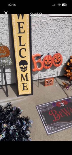 Halloween decorations, outside and outside.