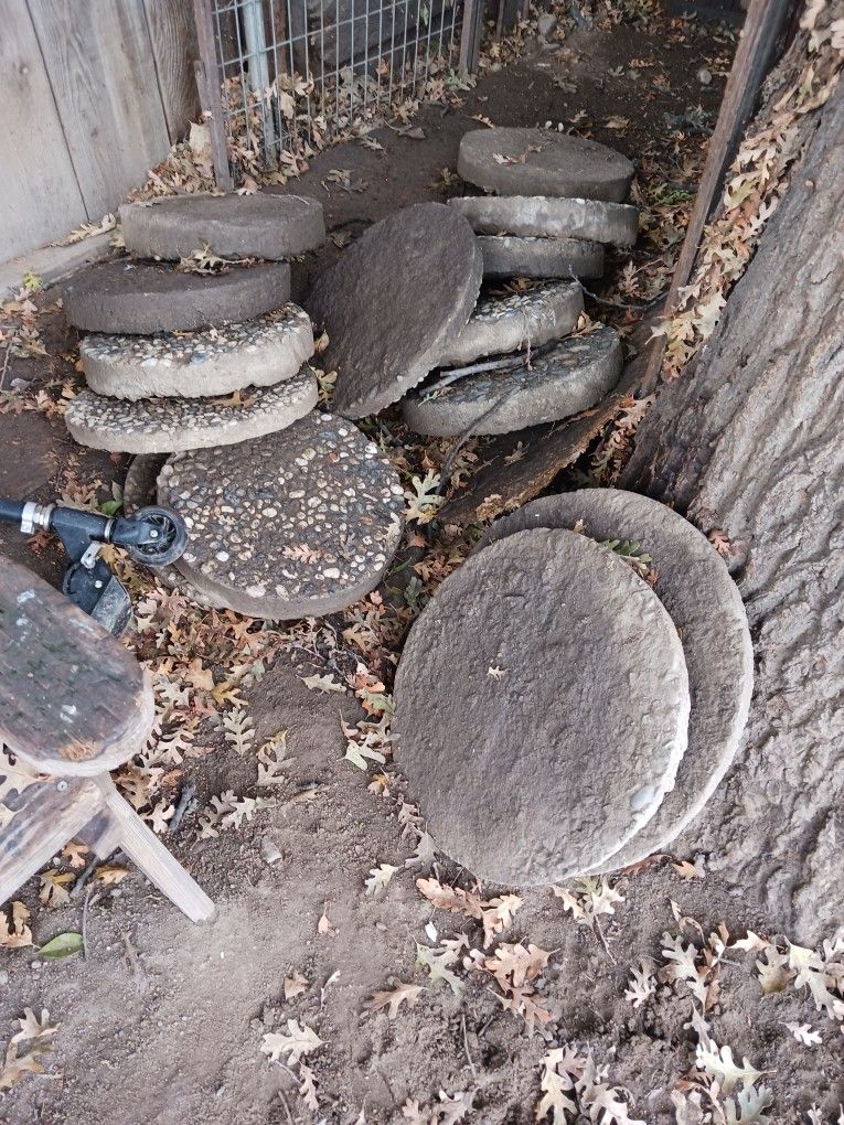 cement round steps good for the garden asking 125 for all