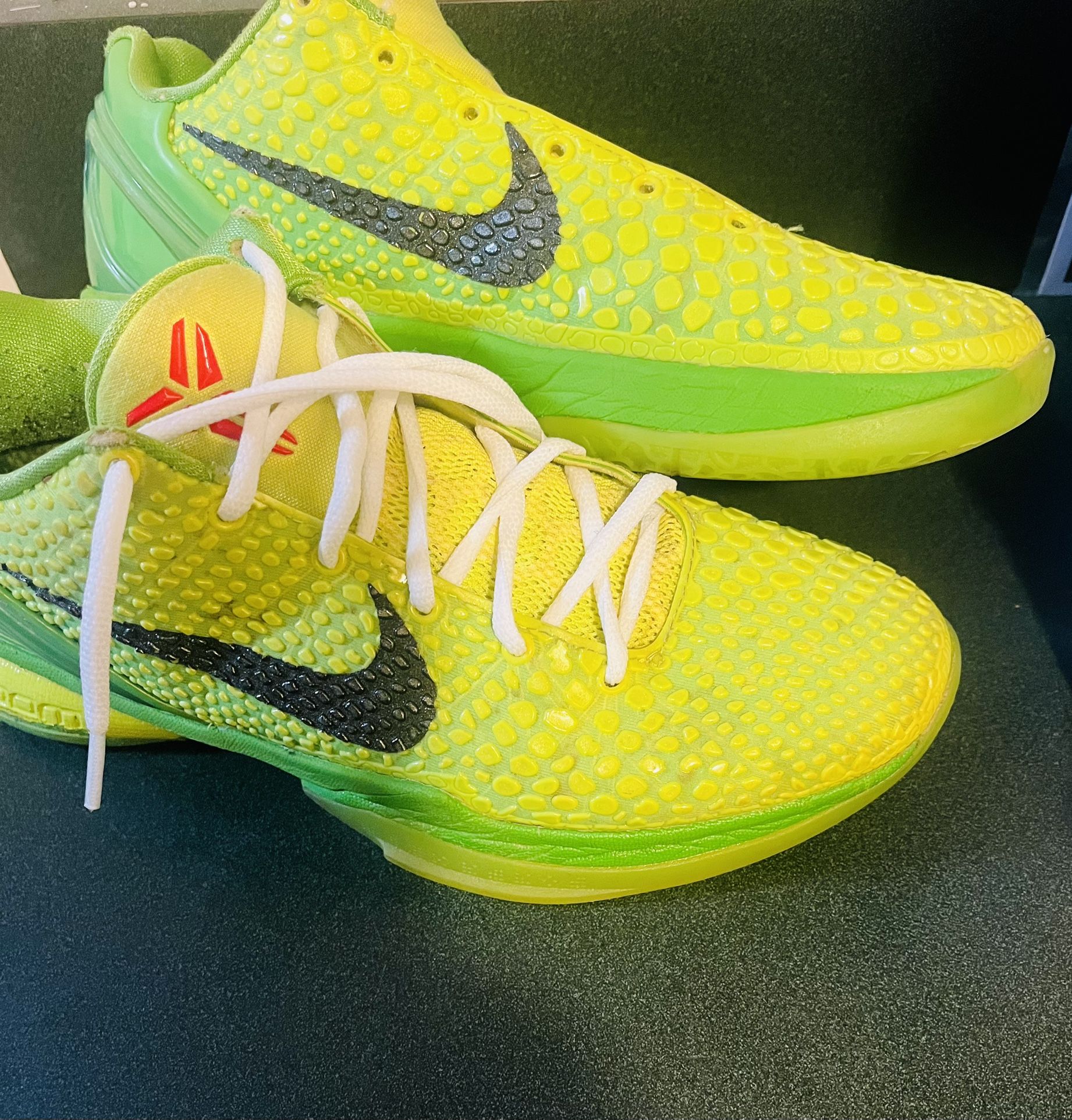 KOBE GRINCH CLASSICS