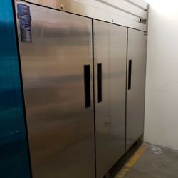 Scratch - Dent Never Used Dukers #D83AR Refrigerator 3 Doors