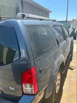 Nissan Pathfinder SE SUV