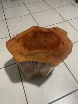 Mesa/Banco de tronco de madera con ruedas. Wooden table with wheels.