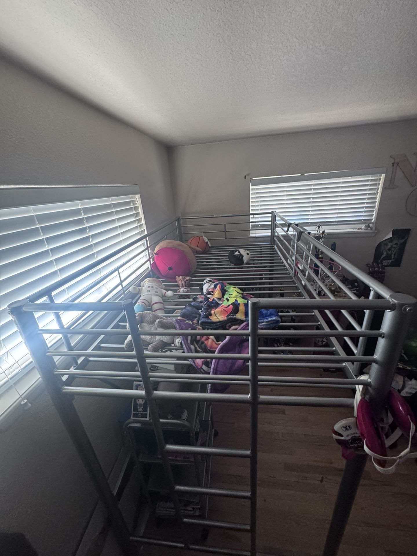 Kids Twin Bed w Attached Desk