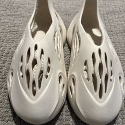 Cream Yeezy Foam Runners Size 9