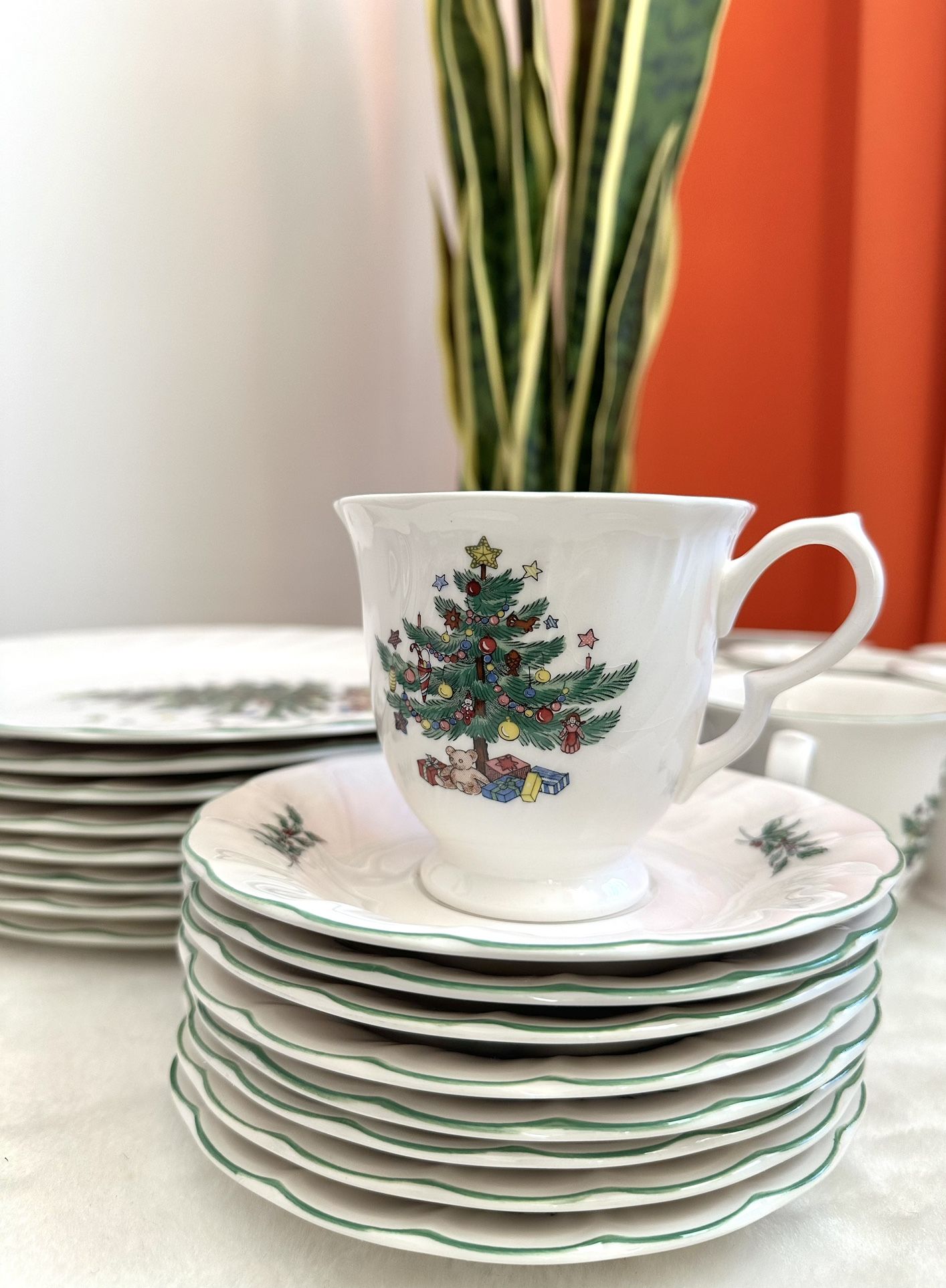 Nikko Happy Holidays Japan 24 Pc Set Christmas Dishes, Decorative Table, Vintage