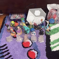 LOT OF DISNEY INFINITY CHARACTERS/DISCS/PLAY-SETS (PORTAL + BUZZ LIGHTYEAR INCLUDED FREE)