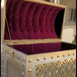Red & Gold Royal Treasure Box – Event & Keepsake Storage 👑