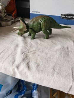 Jurassic world dino rivals triceratops