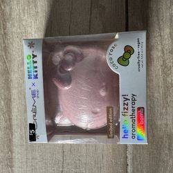 CRÈME X Hello Kitty Bath Bomb