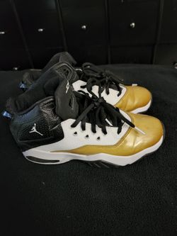 Nike Black Gold Size 6.5 Y
