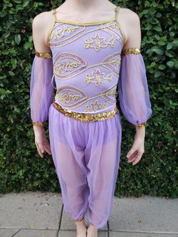 Girls dance costume: "Genie in a bottle" only worn 1 time. Fits 8-9 yr old.