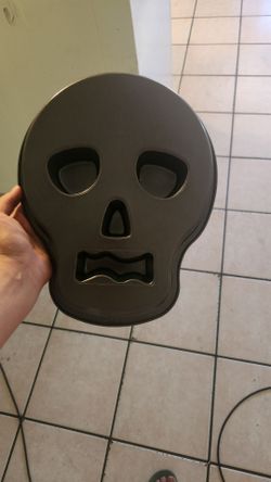 Skull cake pan