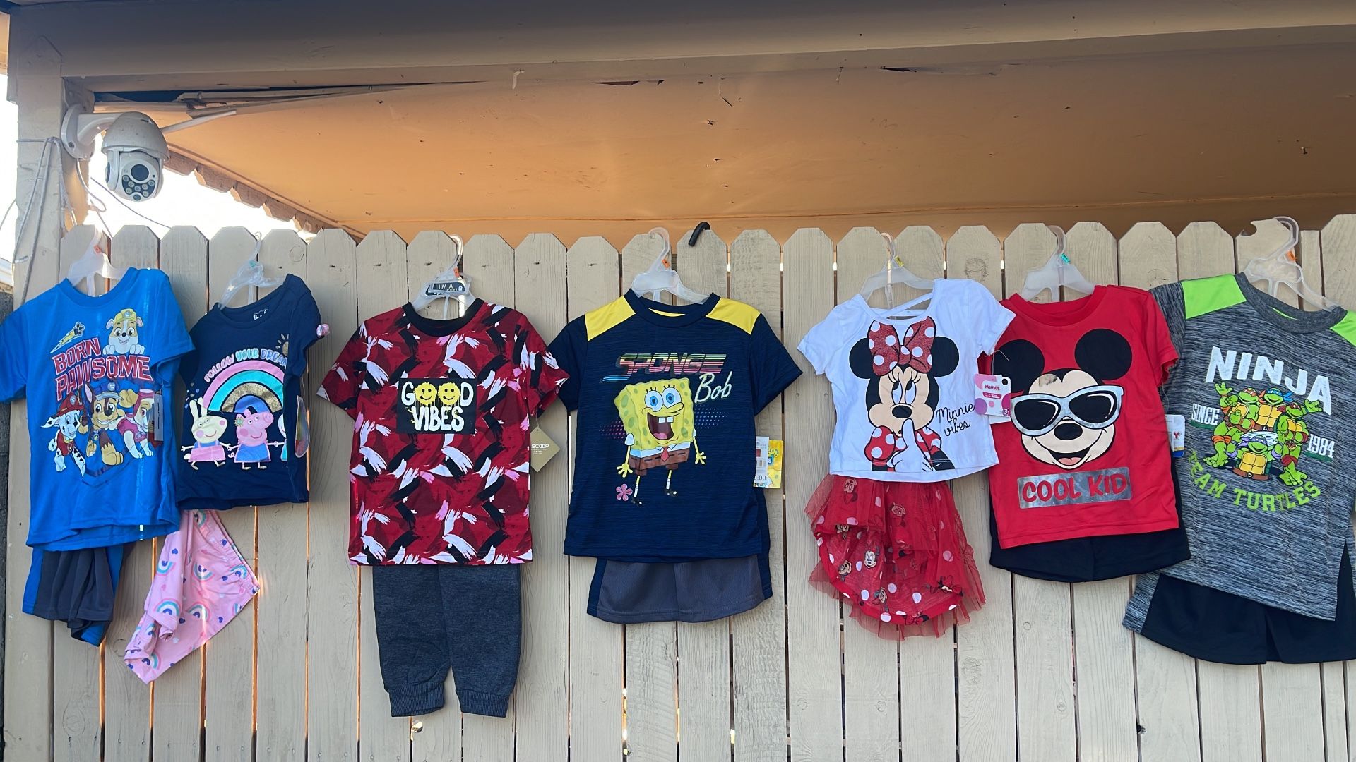 Mucha Ropa De Niño Y Niña De Diferentes Edades A Siete Dólares El Juego