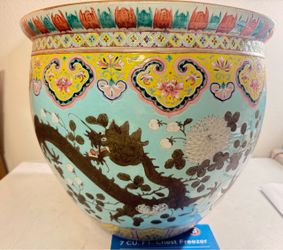 Large Antique Chinese famille rose porcelain pot