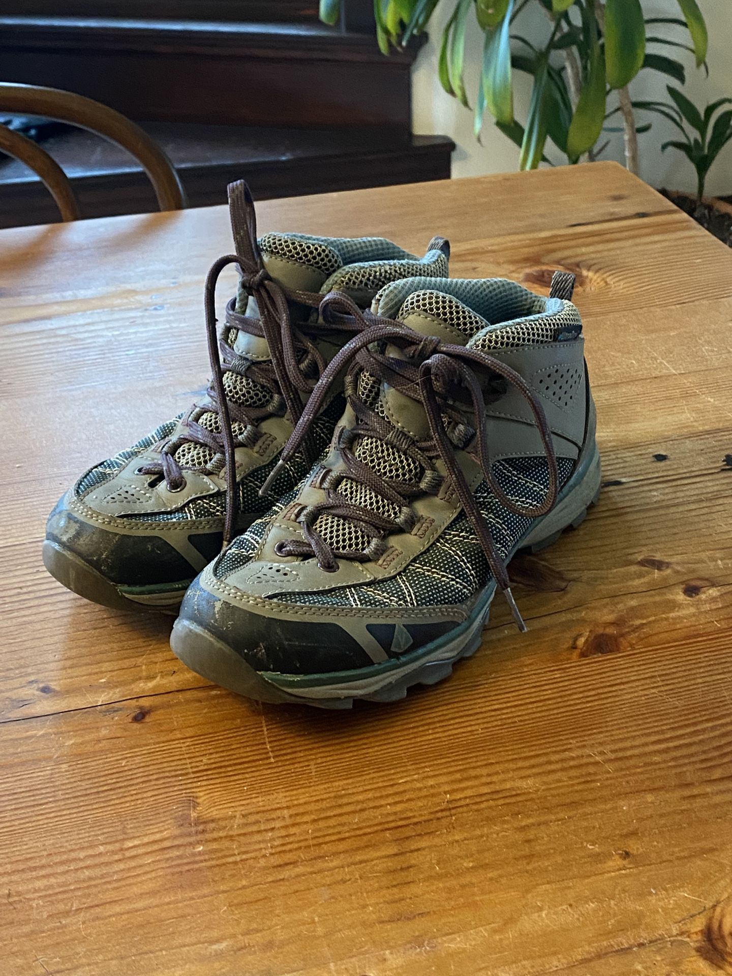 Nice Vasque Mid-Rise Hiking Shoes Women's US Size 8
