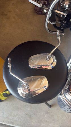 Motorcycle mirrors of a Harley 2008 softail