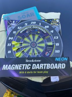 Magnetic dart board