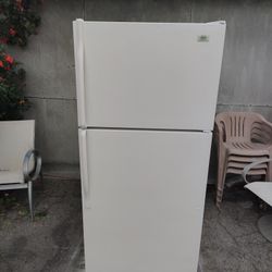Roper By Whirlpool Refrigerator White Color Width  29" 1/2 Depth 29" 1/8 Height 65" 1/4