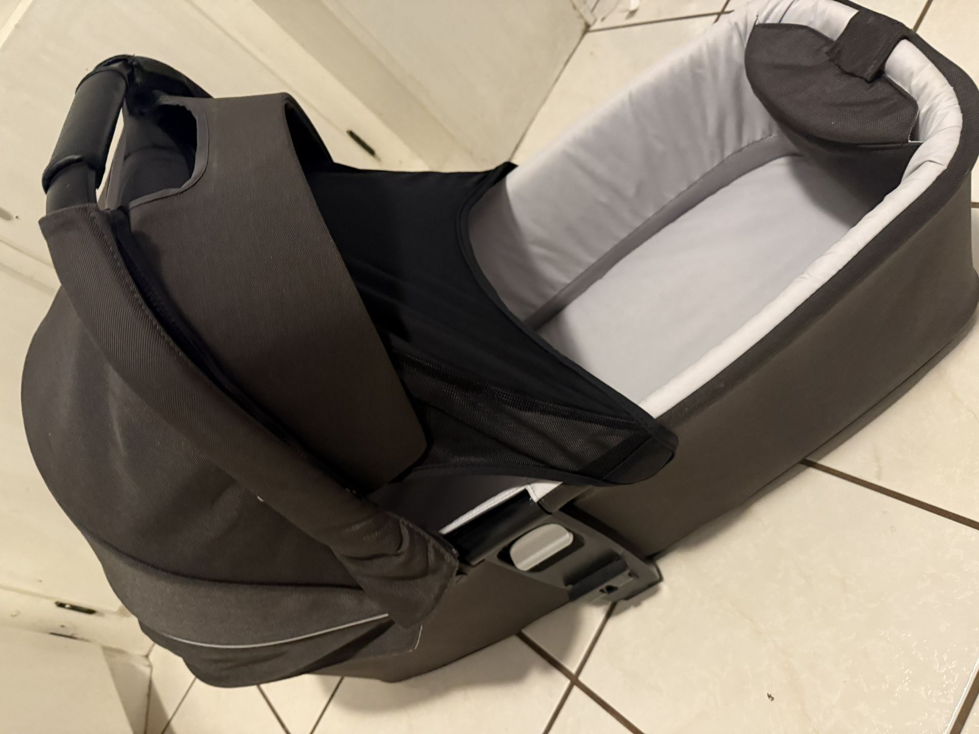 Nuna Bassinet