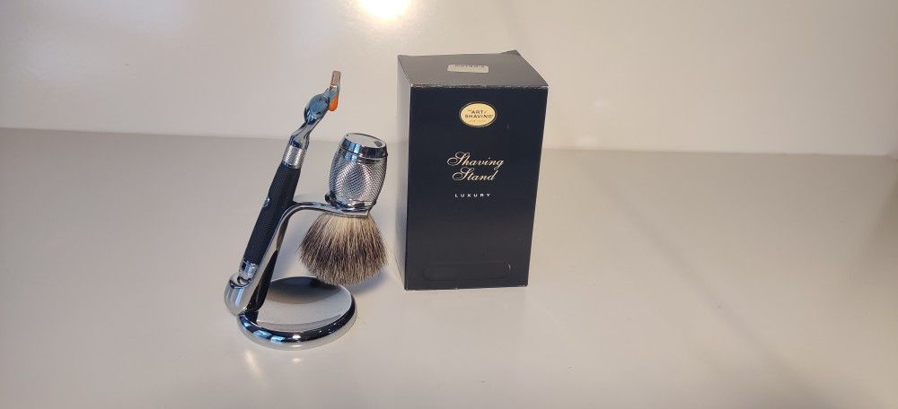 The Art of Shaving, Men's Shaving Set: Gillette power razor, shaving brush, shaving stand