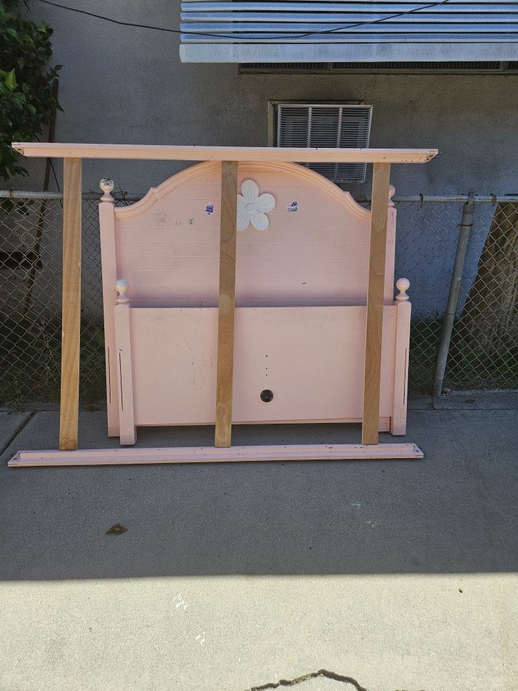 Full Size Girls Bed W/2 Side Dressers