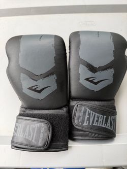 EVERLAST YOUTH 8 OZ BOXING GLOVES