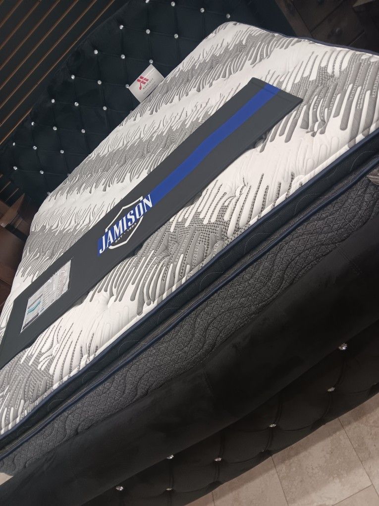 *Labor Day Now* Black Velvet Fabric King Mature Beds Only...