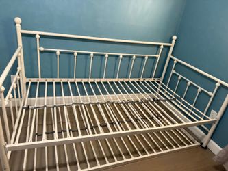 White metal day bed