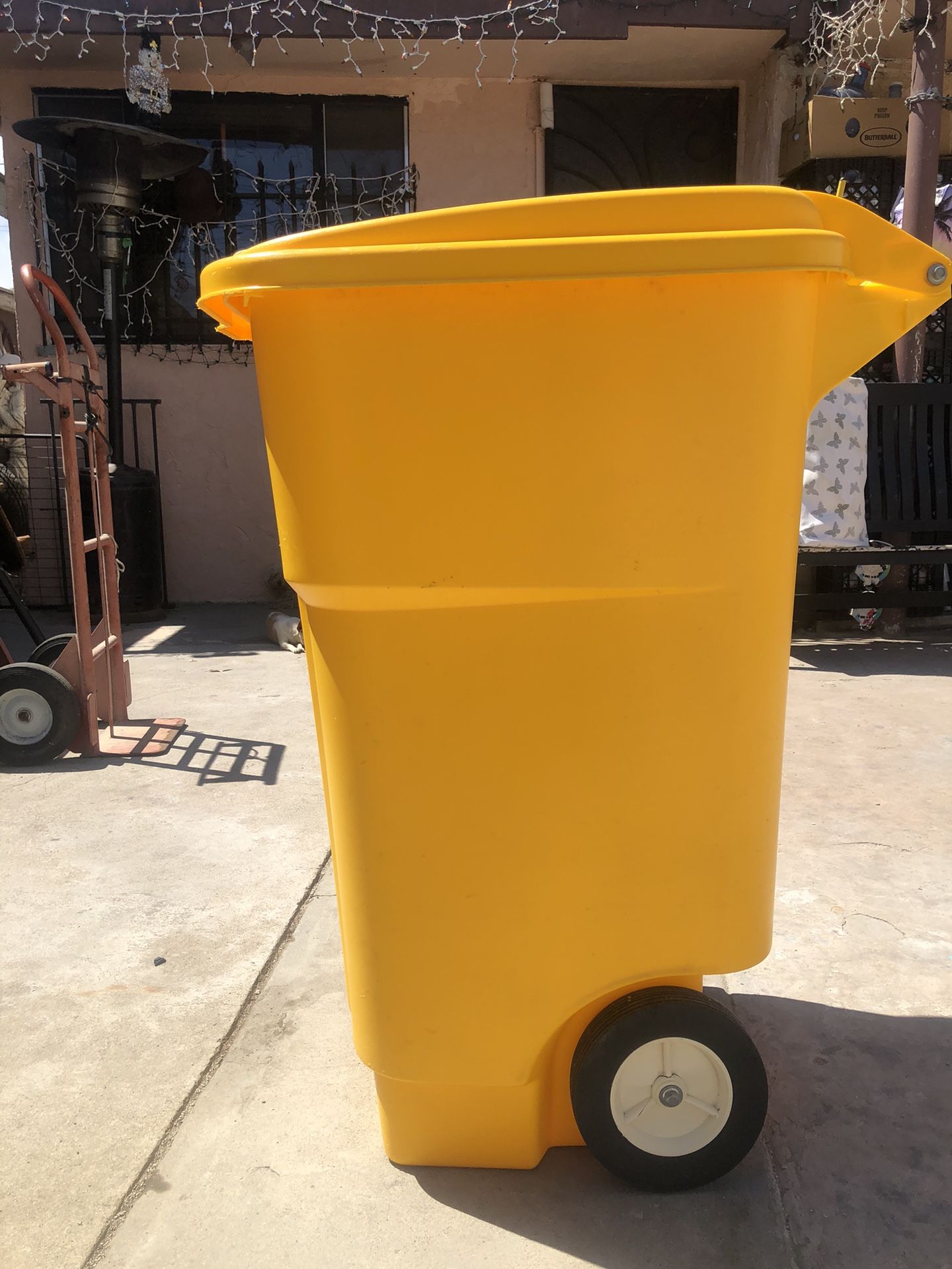 Trash Cans With Wheels Rubbermaid® Trash Can with Wheels 