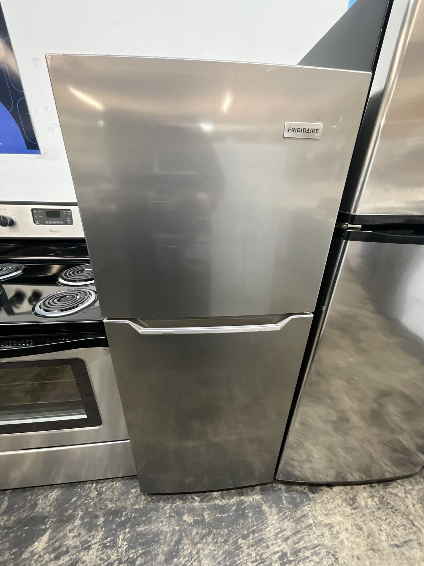 Frigidaire Apartment Size Refrigerator 24 WIDE 