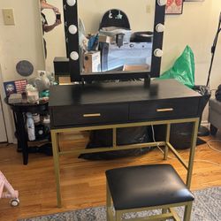 Vanity Set Used In Like New Conditions 