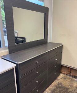 Eight drawers dresser