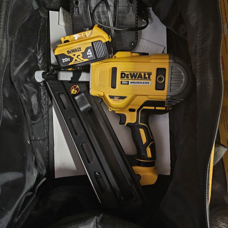 DEWALT 30 Degree Framing Nailer - 20V MAX XR Lithium-Ion Cordless Brushless 2-Speed 30° Paper Collated Framing Nailer with 4.0Ah Battery and Charger

